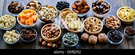 Zusammensetzung mit verschiedenen getrockneten Früchten und verschiedenen Nüssen. Stockfoto