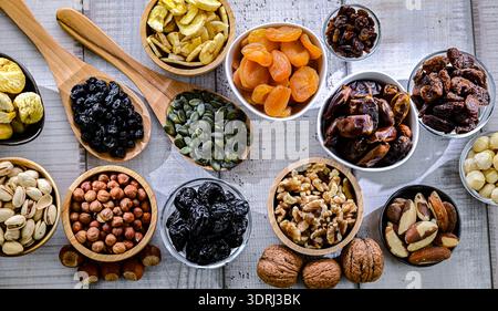 Zusammensetzung mit verschiedenen getrockneten Früchten und verschiedenen Nüssen. Stockfoto