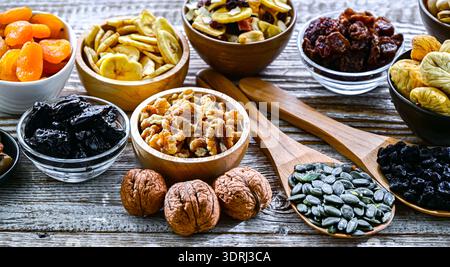 Zusammensetzung mit verschiedenen getrockneten Früchten und verschiedenen Nüssen. Stockfoto