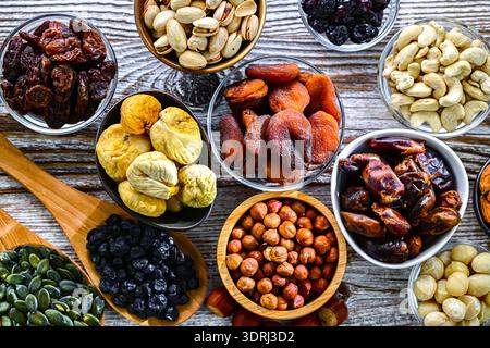 Zusammensetzung mit verschiedenen getrockneten Früchten und verschiedenen Nüssen. Stockfoto