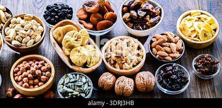 Zusammensetzung mit verschiedenen getrockneten Früchten und verschiedenen Nüssen. Stockfoto