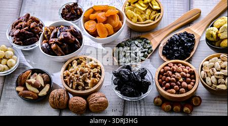 Zusammensetzung mit verschiedenen getrockneten Früchten und verschiedenen Nüssen. Stockfoto
