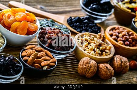 Zusammensetzung mit verschiedenen getrockneten Früchten und verschiedenen Nüssen. Stockfoto
