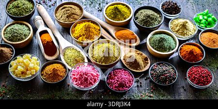 Zusammensetzung mit Gewürzen und Kräutern Stockfoto