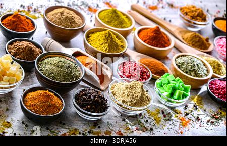 Zusammensetzung mit Gewürzen und Kräutern Stockfoto