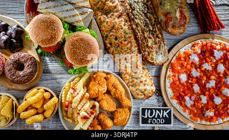 Lebensmittel, die das Krebsrisiko erhöhen. Junk Food. Stockfoto
