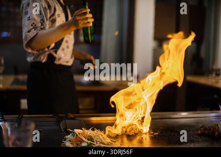 Tepanyaki – traditionelle japanische kulinarische Show. Stockfoto