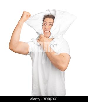 Frustrierter Mann in einem weißen T-Shirt, der mit einem Kissen um den Kopf kämpft, der Wut über Schlaflosigkeit oder Albträume ausdrückt, isoliert auf weißem Rücken Stockfoto