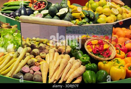 Buntes Sortiment an frischem Gemüse, das auf einem Markt mit lebhaften Texturen und Formen präsentiert wird Stockfoto