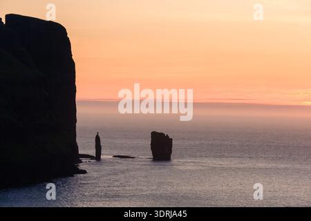 Sonnenuntergang über Risin og Kellingin, legendären Meeresstapeln auf den Färöern Stockfoto