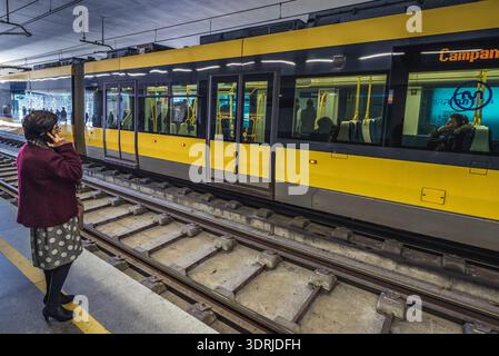 Porto, Portugal - 9. Dezember 2016: Eurotram U-Bahn am Bahnhof Trindade, Porto City Stockfoto