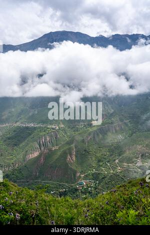 Colca Canyon in Nebel und Wolken, Peru Stockfoto