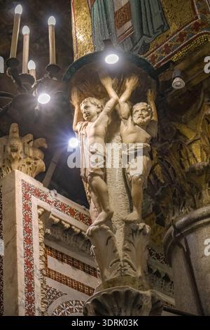 Palatinkapelle, Cappella Palatina. Detail mit geschnitzten Marmorfiguren im normannischen Königspalast, Palermo, Sizilien. 12. Jahrhundert. Stockfoto