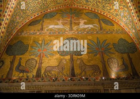 Palatinkapelle, Cappella Palatina, Palermo. Byzantinische Mosaike aus dem 12. Jahrhundert mit islamischem Einfluss, die Leoparden, Pfauen und Zentauren zeigen. Stockfoto