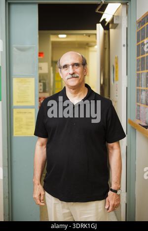 Nobelpreisträger Martin Chalfie, mitentdecker von Green Fluorescent Protein (GFP), im September 2012 in seinem Labor der Columbia University in New York City. Stockfoto