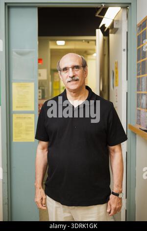 Nobelpreisträger Martin Chalfie, mitentdecker von Green Fluorescent Protein (GFP), im September 2012 in seinem Labor der Columbia University in New York City. Stockfoto