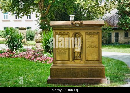 Grabstein auf dem alten Gemeindefriedhof in Gießen, Hessen. Stockfoto