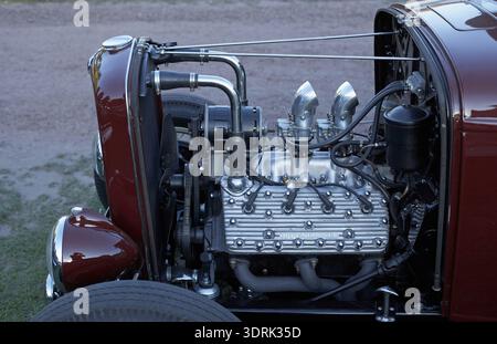 Der Ford Flathead V8-Motor wurde in einem 1932er Ford Roadster Hot Rod eingebaut und zeigt klassische amerikanische Performance-Technik und Vintage-Individualisierung. Stockfoto