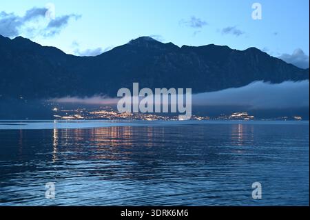 Abend am Gardasee; Blick nach Limone Stockfoto