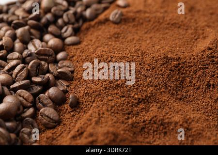 Gemahlener Kaffee und Bohnen als Hintergrund, Nahaufnahme Stockfoto