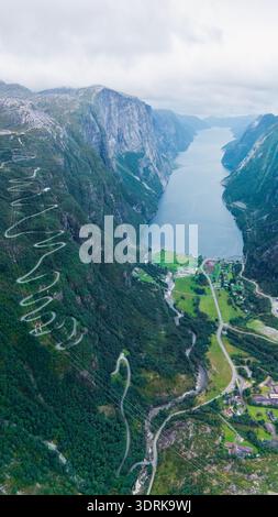Atemberaubende Aussicht auf Lysefjord und gewundene Straßen in Lysebotn Norwegen Stockfoto
