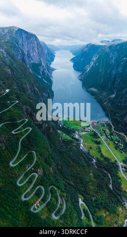 Atemberaubender Blick auf Lysefjord von oben Lysebotn, mit Naturschönheit Stockfoto