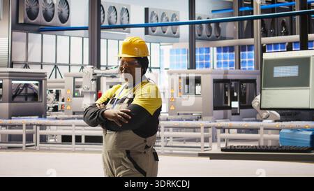 Frau führt Routineinspektionen in Solarpaneelen der Industrie 4,0 durch, die erneuerbare Energien erzeugen. Ingenieur für intelligente Fotovoltaik-Werkstests und Überprüfung von Systemkennzahlen Stockfoto