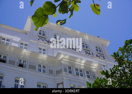 Die ikonische weiße Fassade des Belmond Copacabana Palace. Ein historisches luxuriöses Wahrzeichen und Paradebeispiel für Art déco-Architektur in Rio de Janeiro. Stockfoto