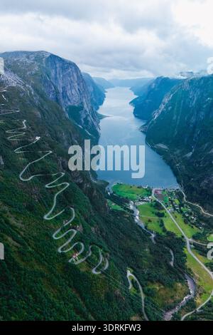 Atemberaubender Blick aus der Luft auf Lysefjord und die gewundenen Straßen in Lysebotn, Norwegen bei Dämmerung Stockfoto