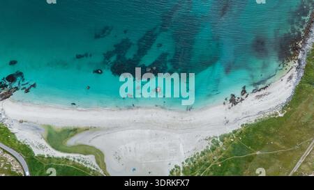 Atemberaubender Blick aus der Vogelperspektive auf den Strand Mannen Haukland in Lofoten, Norwegen, mit dem pulsierenden türkisfarbenen Wasser Stockfoto