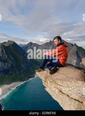 Atemberaubende Aussicht vom Ryten Mountain mit Blick auf den Kvalvika Beach in Lofoten, Norwegen Stockfoto
