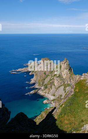 Der majestätische Matind Mountain erhebt sich über dem kristallklaren Wasser von Andoya, Norwegen Stockfoto