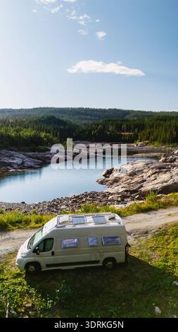 Entspannen Sie sich mit einem Wohnmobil in der Nähe eines ruhigen Sees in der norwegischen Wildnis Stockfoto