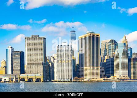 Panoramablick auf die Skyline von Lower Manhattan in New York City mit One World Trade Center und modernen Wolkenkratzern aus Sicht des East River an einem sonnigen Tag Stockfoto