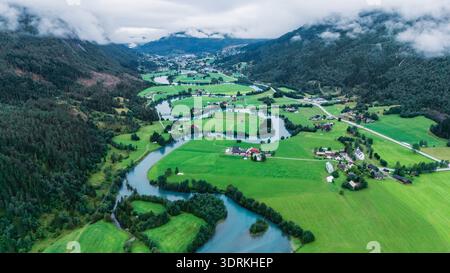 Atemberaubende Aussicht auf das Stryn-Tal mit üppigem Grün und gewundenen Flüssen in Norwegen Stockfoto