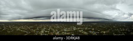 Starkregen über den Vororten Floridas während des Sommergewitters Stockfoto