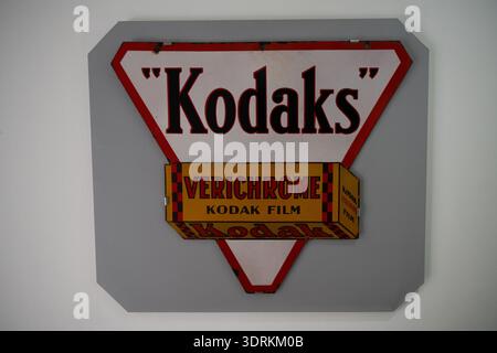 Osuna, Spanien - 22. Okt. 23: Retro-Werbezeichen Kodak Verichrome für Fotofilm, gezeigt als Vintage-Fotoausstellung in Osuna, Andalusien, S Stockfoto