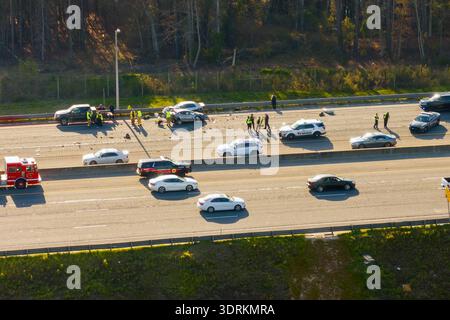 Verkehrsunfall auf der amerikanischen Autobahn. Ersthelfer helfen Opfern eines Autounfalls auf Autobahnstraßen in den USA. Luftaufnahme der Rettungsdienste Stockfoto
