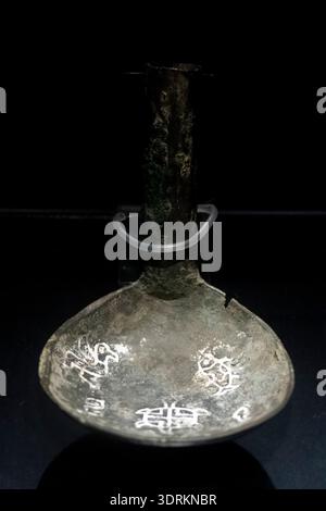 Bronzelöffel mit grafischen Bashu-Symbolen, Sandongqiao, die kriegerische Staatsperiode, Chengdu, Sichuan, Volksrepublik China, Stockfoto