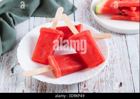 Rote Wassermelonen-Eis auf einem Teller auf dem Tisch Stockfoto