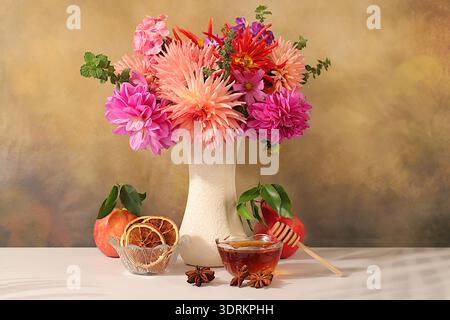 Herbstbanner mit einem wunderschönen Bouquet von Dahlien in einer Vase, Honig, Äpfel, Granatäpfel, Zimt und Sternanis auf einem eleganten Stockfoto