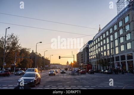 Berlin, Deutschland - 13. November 2022. Ein urbaner Sonnenuntergang in der Nähe des Alexanderplatzes im Stadtzentrum von Berlin. Stockfoto