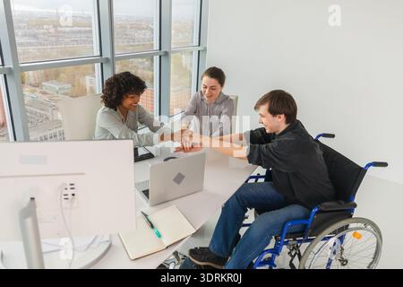 Handstapel. Teamwork-Unity-Konzept für Unternehmensgründungen. Draufsicht der verschiedenen multirassischen Geschäftsleute, die die Hände zusammenlegen. Stockfoto