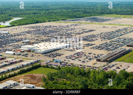 Parkplatz der Autofabrik mit nagelneuen Autos für den Exportverkauf. Entwicklung der Automobilindustrie in den USA Konzept Stockfoto