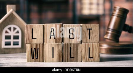 Letzter Wille. Wörter aus Würfeln mit Buchstaben, richterlichem Hammer und Hausmodell auf Holztisch, Banner-Design Stockfoto