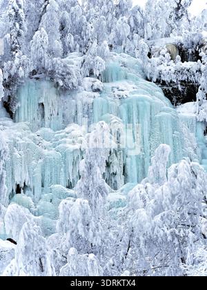 Eiszapfen und gefrorene Wasserfälle entlang der Klippen des Korouoma Canyon in Lappland, die auffällige Eisskulpturen und natürliche Muster bilden, Finnland, EU Stockfoto