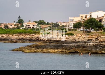 Badegäste an der felsigen Küste, Sa RapitaMallorca, Balearen, Spanien Stockfoto