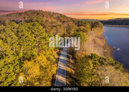 Lebhafte Herbstlandschaft in den Bergen von North Carolina. Die Herbstfarben erstrecken sich über die Hügel entlang der ruhigen Bergstraße Stockfoto