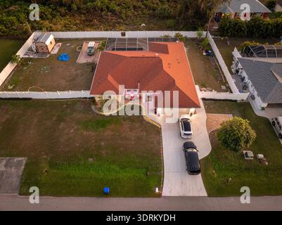 Florida Residenz mit festlicher Gartendekoration und glühenden Lichtern. Weihnachten ohne Schnee oder kaltes Wetter feiern. Stockfoto