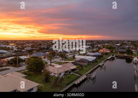 Abendglühen über Punta Gorda, Florida. Uferpromenade mit luxuriösen Häusern, Palmen und friedlicher Vorstadtatmosphäre. Stockfoto